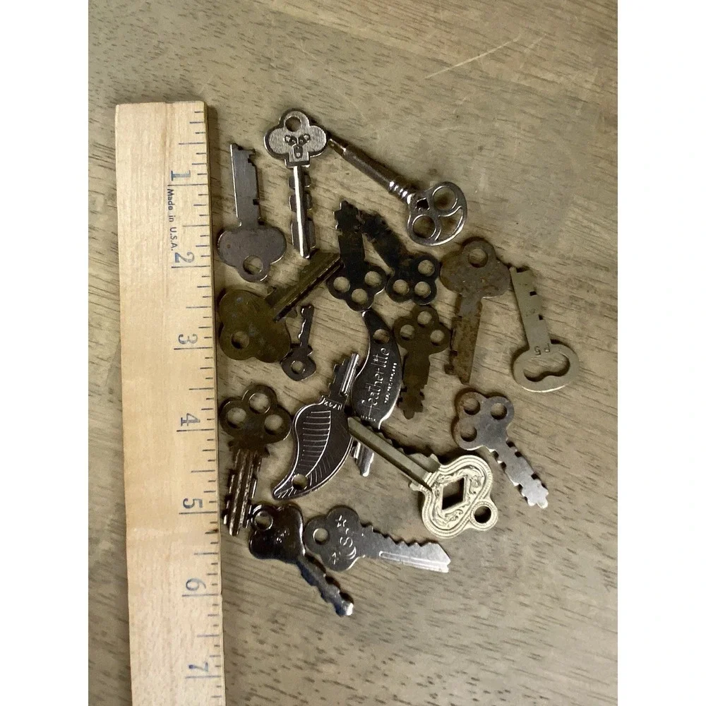 Vintage Keys Lot of 16, Luggage & Cases Mixed Lot Some‎ Featherlite